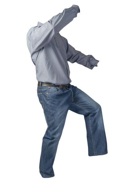 camicia da uomo viola con maniche lunghe e jeans blu isolati su sfondo bianco. abbigliamento casual - Foto, immagini