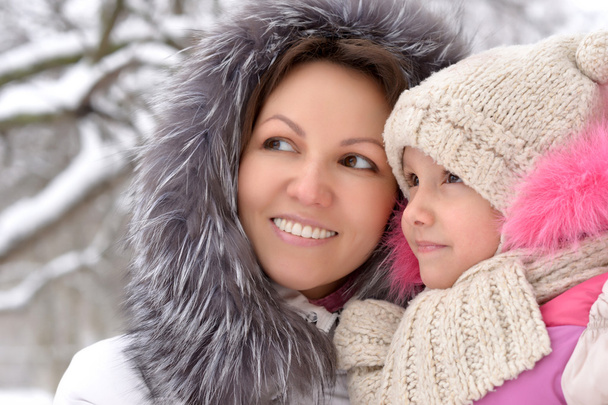 Portrait of mother and daughter in winter - Foto, Imagem