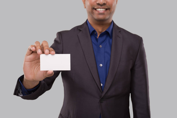 Empresario Mostrando Tarjeta de Visita Aislado. Hombre de negocios indio en blanco Tarjeta en mano. Hombre. - Foto, Imagen