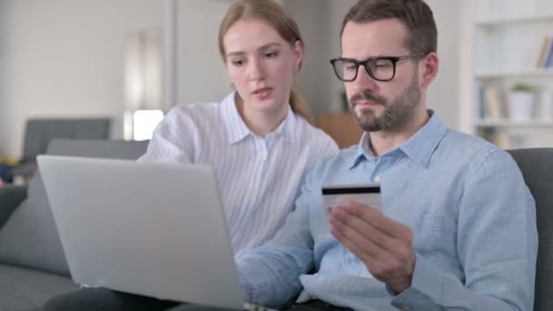 Heureux jeune couple faisant paiement en ligne réussi sur ordinateur portable - Séquence, vidéo