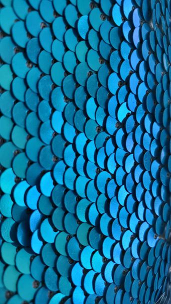 Texture paillettes brillantes bleu vif. Turquoise paillettes tissu surface gros plan. Mode style glamour scintillant fond de paillettes - Photo, image
