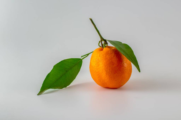 A closeup shot of orange with leaves on an isolated white background - Foto, Bild