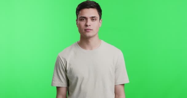 Νεαρός που χαστουκίζει τα μάγουλά του, χρωματικό φόντο - Πλάνα, βίντεο