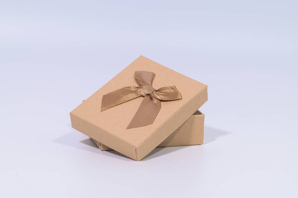 Une boîte cadeau marron sur fond blanc - Photo, image