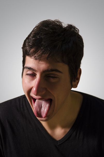 Молодий чоловік з язиком
 - Фото, зображення