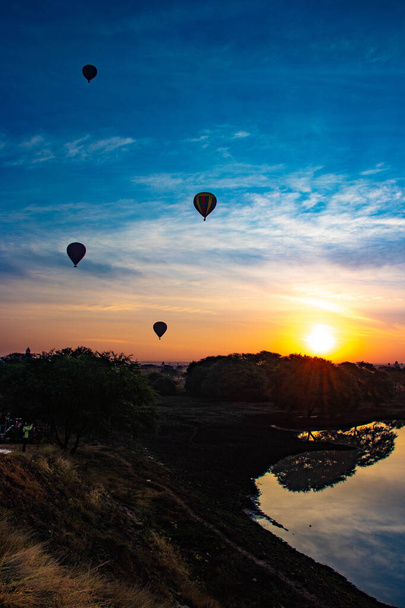 Luftballons Sonnenaufgang in Bagan, Myanmar  - Foto, Bild