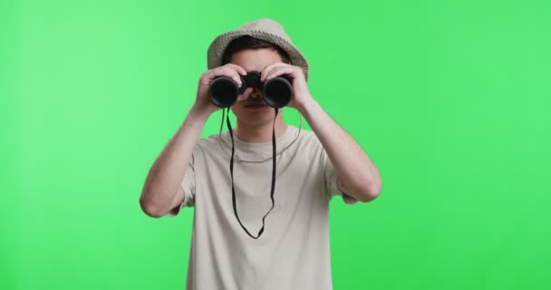 Junger Mann mit Fernglas sucht nach etwas - Filmmaterial, Video