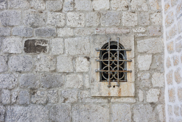 старая стена замка с окном
 - Фото, изображение