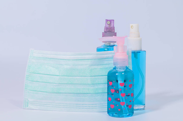 Sanitair masker met alcohol gel om handen te wassen Voorkom coronavirus of covic-19 pathogenen. witte achtergrond scene - Foto, afbeelding