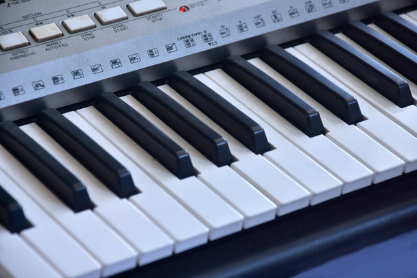 Piano keybord image.Fancy keybord.Flower auf einem Piano keybord.Black and white keybord - Foto, Bild
