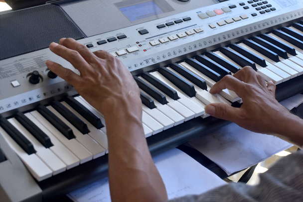 Hände eines Keyboarders während eines Live-Auftritts - Foto, Bild