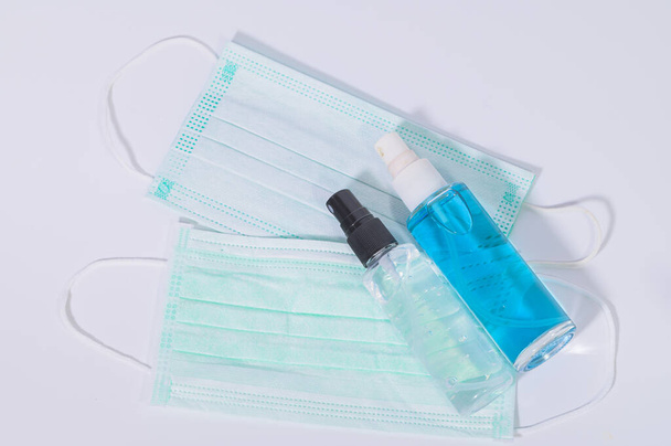 Υδραυλική μάσκα με τζελ για το πλύσιμο των χεριών Αποτρέψτε τον ιό του στομίου ή παθογόνα covic-19. Λευκή σκηνή φόντου - Φωτογραφία, εικόνα