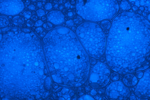 Nahaufnahme wunderschöner abstrakter blauer Blasen im Wasser extrem. Abstraktes Naturmuster für die Gestaltung.  - Foto, Bild