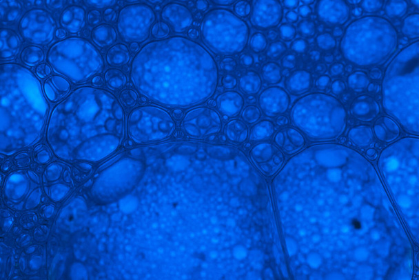 Gros plan belles bulles bleues abstraites dans l'extrême de l'eau. Nature abstraite pattrn pour le design.  - Photo, image