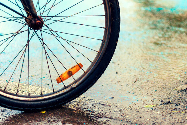dia chuvoso, closeup bicicleta velha com foco suave e sobre a luz no fundo
 - Foto, Imagem
