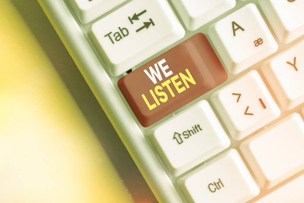 Fogalmi kézírás, ami a We Listen-et mutatja. Üzleti fotó bemutatja a szervezet hajlandó figyelni azáltal, hogy a füle. - Fotó, kép