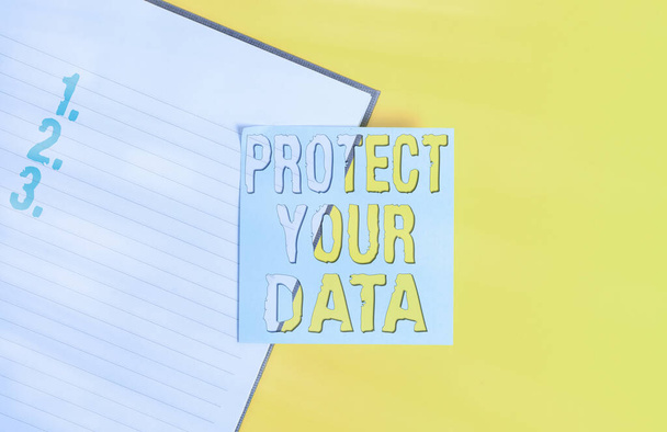 Konzeptionelle Handschrift zum Schutz Ihrer Daten. Business Foto Text Cyber-Sicherheit sicher und schützen digitale Informationen vor Verlust oder Betrug Papier mit Kopierplatz auf gelbem Tisch. Papier für Text - Foto, Bild