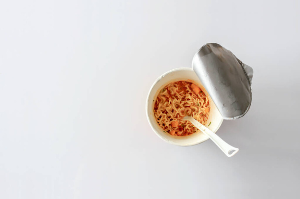 крупним планом мама або локшина в чашці і томатний суп на білому столі з sofe-foocus і над світлом на задньому плані
 - Фото, зображення