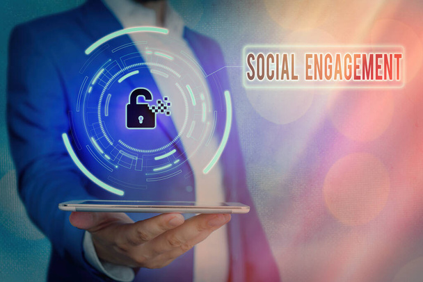 Kézírás szöveg Social Engagement. A fogalommeghatározás jelentése: a közösségben vagy társadalomban való részvétel mértéke Grafikus lakat a webes adatbiztonsági alkalmazásrendszerhez. - Fotó, kép