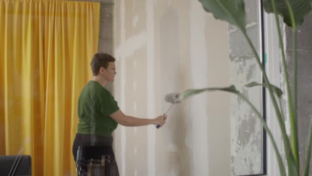 mur de peinture femme dans sa chambre en gris bricolage réparation de la maison - Séquence, vidéo