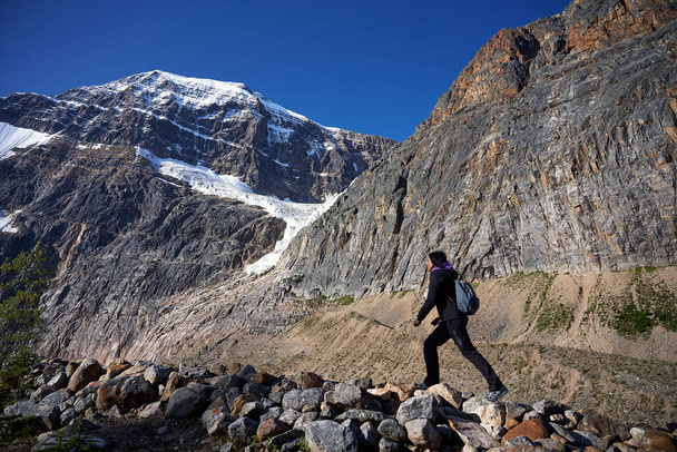 Naiset kävelemässä Edith Cavell vuorella vaellus - Valokuva, kuva