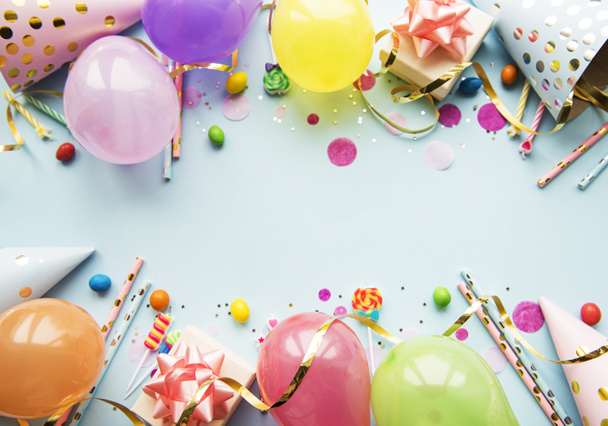 Všechno nejlepší k narozeninám nebo párty. Ploché Lež s narozeninovými balónky, konfety a stuhami na modrém pozadí. Top View. Kopírovat prostor. - Fotografie, Obrázek