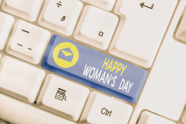 Πινακίδα που δείχνει Happy Woman S Day. Εννοιολογική φωτογραφία για να τιμήσει την ουσία κάθε κυρίας σε όλο τον κόσμο. - Φωτογραφία, εικόνα