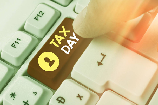 Textschild mit dem Steuertag. Konzeptfoto für individuelle Einkommensteuer, das der Regierung vorgelegt werden sollte. - Foto, Bild