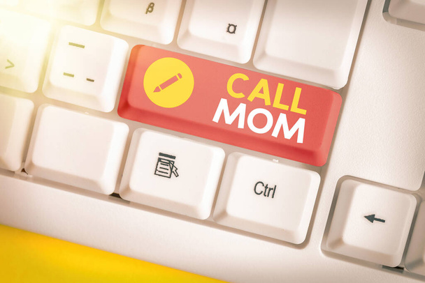 Εννοιολογικό γράψιμο που δείχνει το Call Mom. Επιχειρησιακό κείμενο φωτογραφίας Προσπάθεια επικοινωνίας με τη μητέρα μέσω του smartphone. - Φωτογραφία, εικόνα