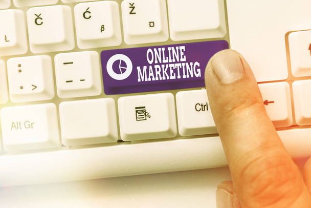 Kézírás szöveg Online marketing. A koncepció azt jelenti, hogy a webes csatornákat az üzenet terjesztésére használják fel.. - Fotó, kép