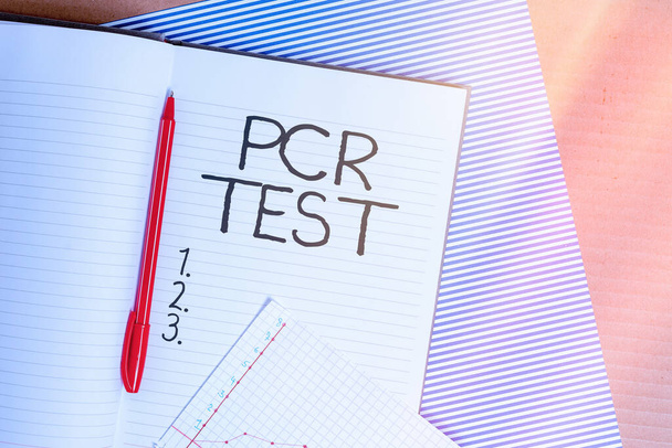 PCR Testi 'ni gösteren kavramsal el yazısı. Kısa DNA çizgili karton ofis malzeme çalışma tablosu içindeki viral genomun iş metni niteliksel tespiti. - Fotoğraf, Görsel