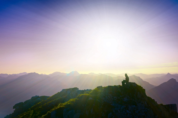 Alpler seyir dağın zirvesine oturan yalnız hüzünlü kız - Fotoğraf, Görsel