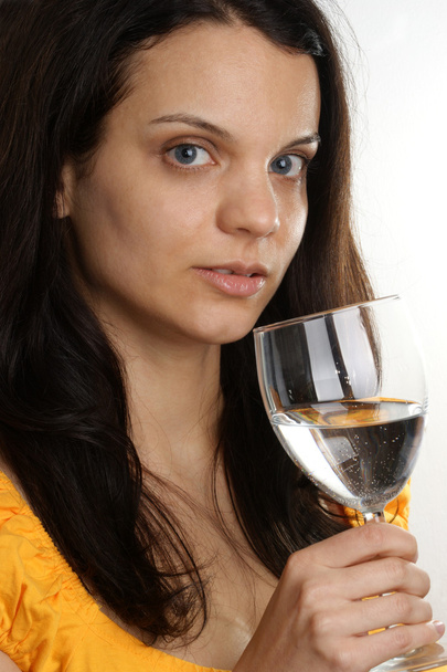 Uma jovem bebe água de um copo
 - Foto, Imagem