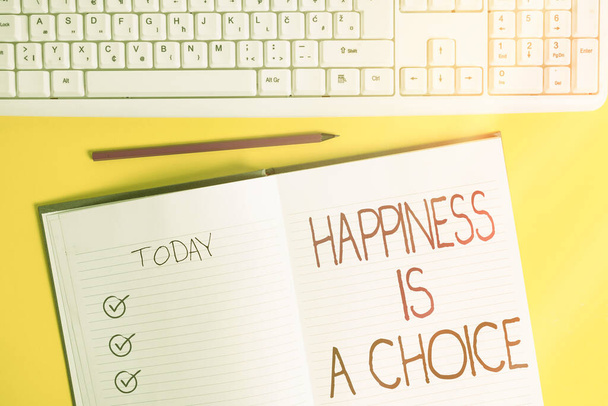 Eine Notiz, die zeigt, dass Glück eine Wahl ist. Business-Foto präsentiert Bleiben Sie glücklich, egal was inspiriert motivierte Kopierplatz auf Notizbuch über gelbem Hintergrund mit Tastatur auf dem Tisch. - Foto, Bild