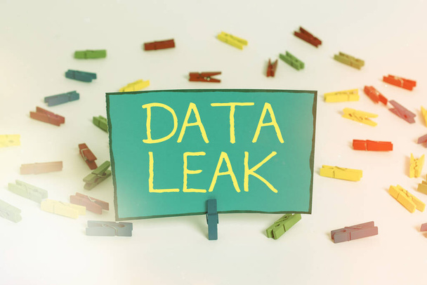 Szövegírás Data Leak. Üzleti koncepció megjelent illegális adattovábbítás egy cég külsőleg Színes ruhacsap papírok üres emlékeztető fehér padló háttér iroda. - Fotó, kép