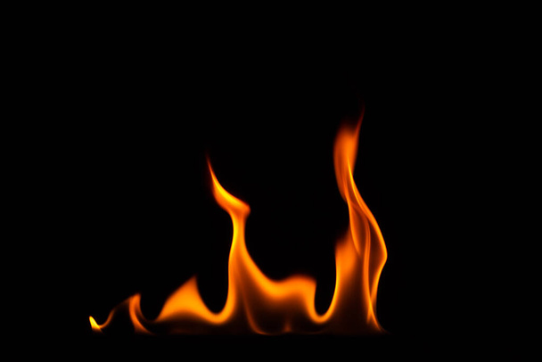 Close-up shot of a black background flame - Fotografie, Obrázek