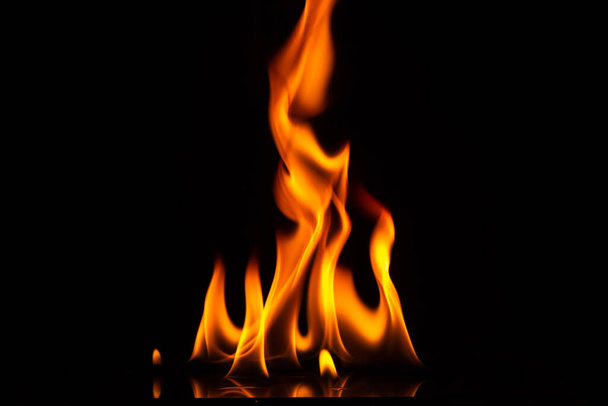 Close-up shot of a black background flame - Foto, afbeelding