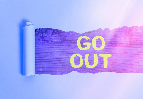 Znak s textem Go Out. Konceptuální fotografie trávit více času venku nebo v jakékoliv společenské události se svobodou. - Fotografie, Obrázek