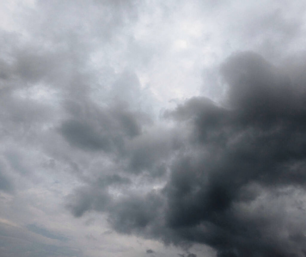 Drammatico cielo piovoso, sfondo tempesta - Foto, immagini