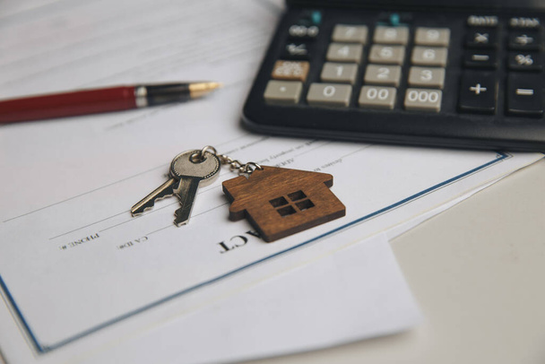 Ev satışı ve kalem için imzalı sözleşmenin anahtarları. - Fotoğraf, Görsel