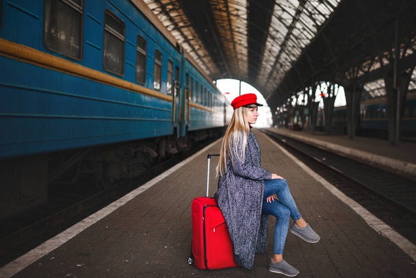 Дама в червоній шапці і з червоною сумкою, міська геометрія
. - Фото, зображення