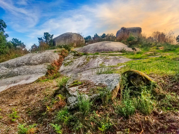 Wheatered graniitti kiviä kukkulan päällä Arousa Island, Galicia, Espanja - Valokuva, kuva