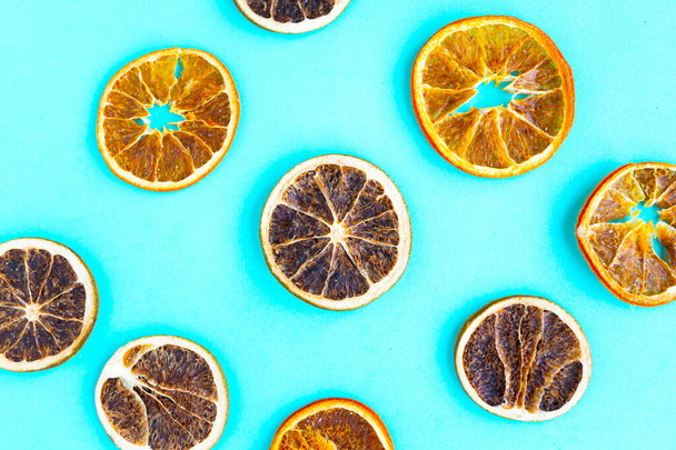 Dried slices citrus pattern on bright blue background - Foto, afbeelding