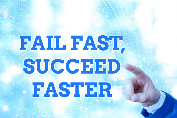 Escrevendo nota mostrando Fail Fast, Succeed Faster. Foto de negócios mostrando tentativa fracassada aumenta um eventual sucesso
. - Foto, Imagem