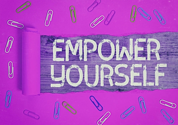 Textschild mit Empower Yourself. Konzeptfoto, das Ihnen die Macht gibt, Ihr eigenes Schicksal in die Hand zu nehmen. - Foto, Bild
