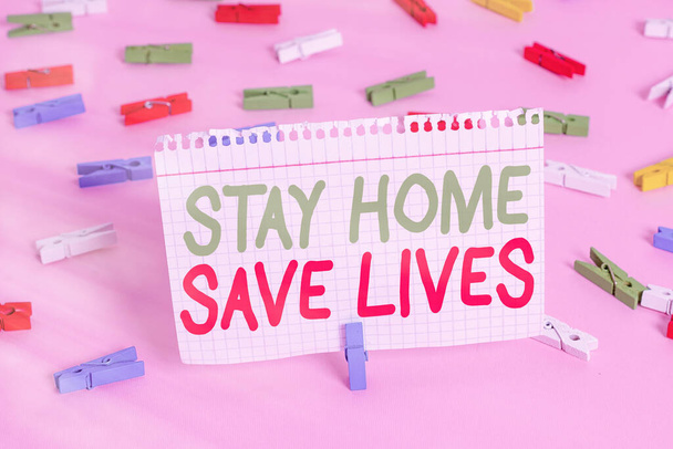 Handgeschriebener Text rettet Leben. Konzept, das bedeutet, die Zahl der infizierten Patienten zu verringern, indem man das Haus nicht verlässt. - Foto, Bild