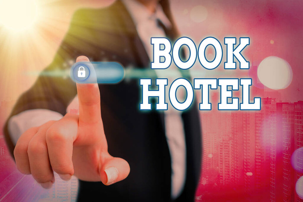 Escritura manual conceptual que muestra Book Hotel. Foto de negocios mostrando la reserva de un alojamiento pagado a corto plazo por adelantado
. - Foto, imagen