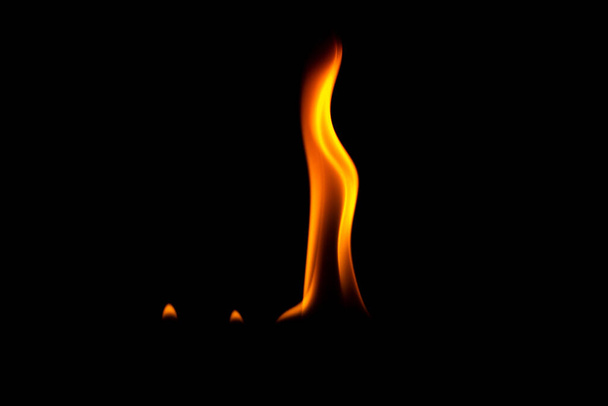 Nahaufnahme einer Flamme im schwarzen Hintergrund - Foto, Bild