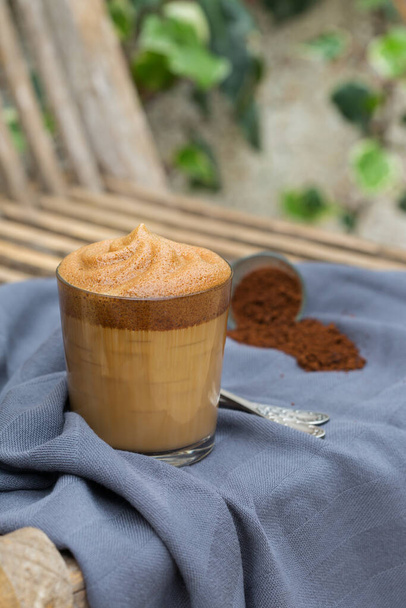 Trendy Dalgona Coffee - Кореан, індійський напій Phenti hui. Я обморожений, збитий надзвичайно пухнаста текстура. Вірусні соціальні мережі заслуговують пияцтва.  - Фото, зображення