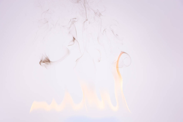 Φωτιά και καπνός σε λευκό φόντο - Φωτογραφία, εικόνα